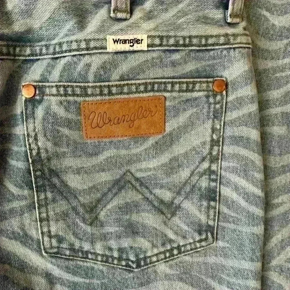 Free Peolple X WRANGLER WOMEN MEOW LASER TIGER WANDERER FLARE JEANS NWT 28,25,30 - Picture 6 of 15
